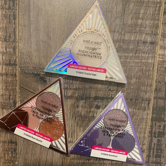 Wet N Wild Mega Glo Eyeshadows and Highlighter - Picture 1 of 2